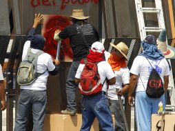 Los maestros disidentes realizan pintas y lanzan cohetes en la puerta uno de Casa Guerrero. SUN /