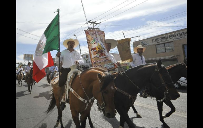 abalgantes asociados, integrantes de otras asociaciones y amantes de la charrería desfilaron por vialidades de Guadalajara.  /