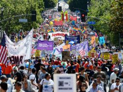 Manifestantes piden que la aprobación de la reforma migratoria para tener mejores condiciones de vida. AFP /