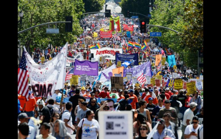 Manifestantes piden que la aprobación de la reforma migratoria para tener mejores condiciones de vida. AFP /