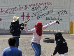 El MPG hizo pintas en la puerta uno de Casa Guerrero y lanzó piedras y petardos contra la residencia. SUN /