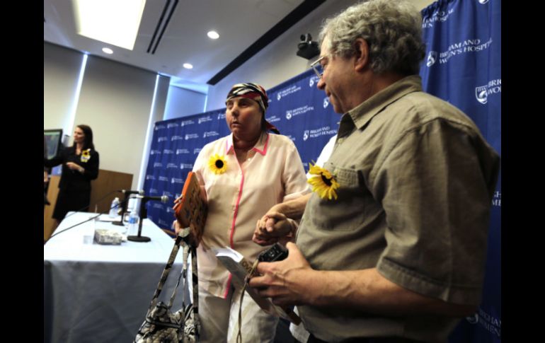 Carmen Blandin Tarleton de Thetford ofrece rueda de prensa en hospital de Boston. AP /