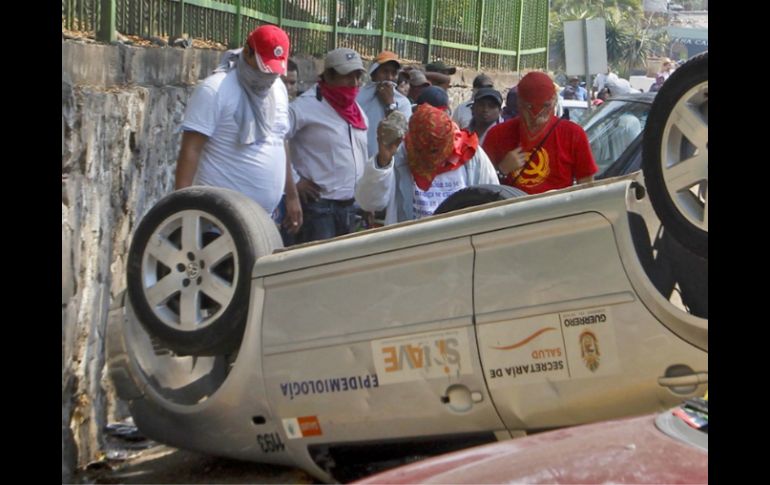 Durante la mega marcha, el MPG agredió edificios y vehículos oficiales del estado de Guerrero. SUN /