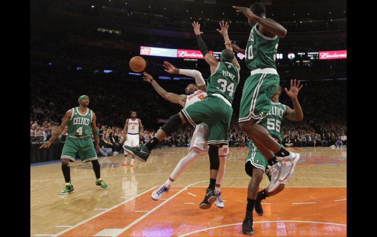 Acción del quinto duelo de la serie entre Knicks y Celtics. AP /