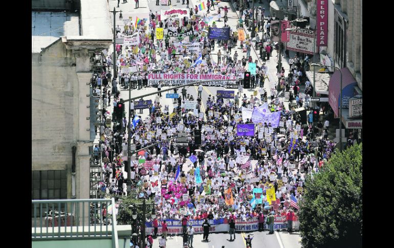 En Los Ángeles (foto), así como en Nueva York y Arizona, exigieron dar celeridad a la ley para legalizar a 11 millones de sin papeles. AP /