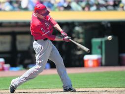 Mark Trumbo observa cómo se aleja la bola luego de su batazo. AFP /