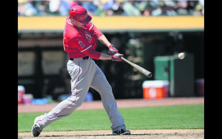 Mark Trumbo observa cómo se aleja la bola luego de su batazo. AFP /