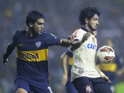 Matías Caruzzo en la marca sobre Alexandre Pato. AFP /