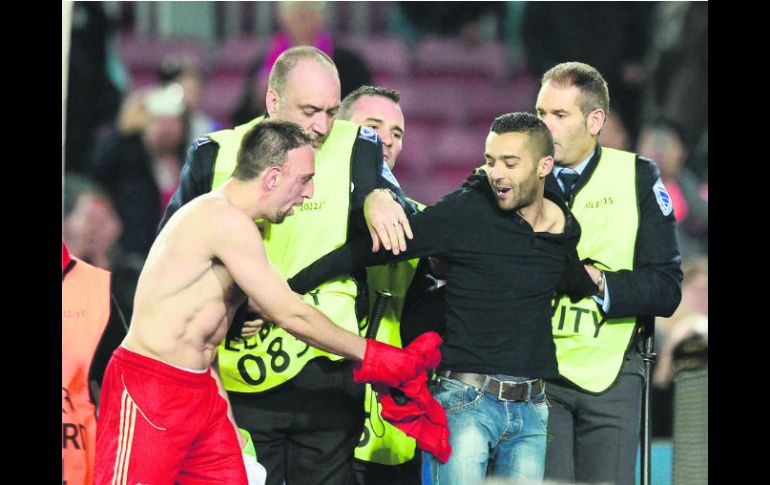 Un aficionado del Bayern brincó al campo para felicitar a los jugadores al final; Ribery le dio su camiseta de juego. AFP /