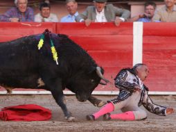 A pesar de lo aparatoso de la caída, el torero se encuentra estable. EFE /