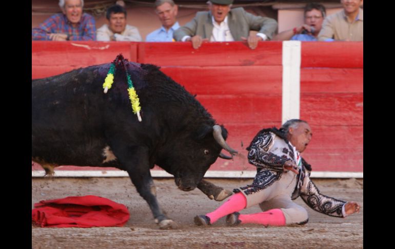 A pesar de lo aparatoso de la caída, el torero se encuentra estable. EFE /