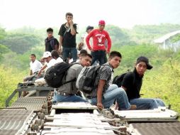 Migrantes centroamericanos son lesionados por una presunta riña registrada ayer a bordo de un tren al sur de Veracruz. ARCHIVO /