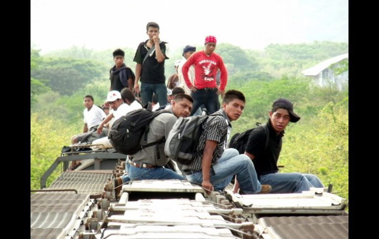 Migrantes centroamericanos son lesionados por una presunta riña registrada ayer a bordo de un tren al sur de Veracruz. ARCHIVO /