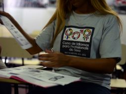 Las mujeres estudian inglés para capacitarse y atender mejor a sus clientes. AFP /