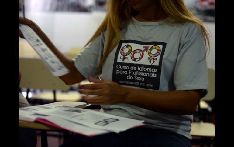 Las mujeres estudian inglés para capacitarse y atender mejor a sus clientes. AFP /