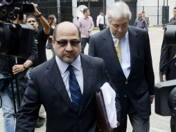 El secretario del partido opositor Ramón José Medina (d) y el abogado Gerardo Fernández (i), al llegar a la Corte Suprema Venezolana. AFP /