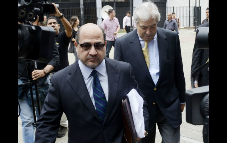 El secretario del partido opositor Ramón José Medina (d) y el abogado Gerardo Fernández (i), al llegar a la Corte Suprema Venezolana. AFP /