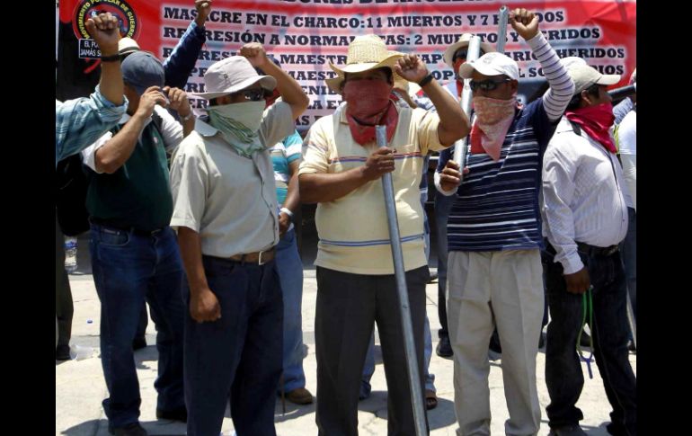 Los maestros mantenían un bloqueo en la sede de la Procuraduría estatal exigiendo la liberación de sus compañeros. ARCHIVO /