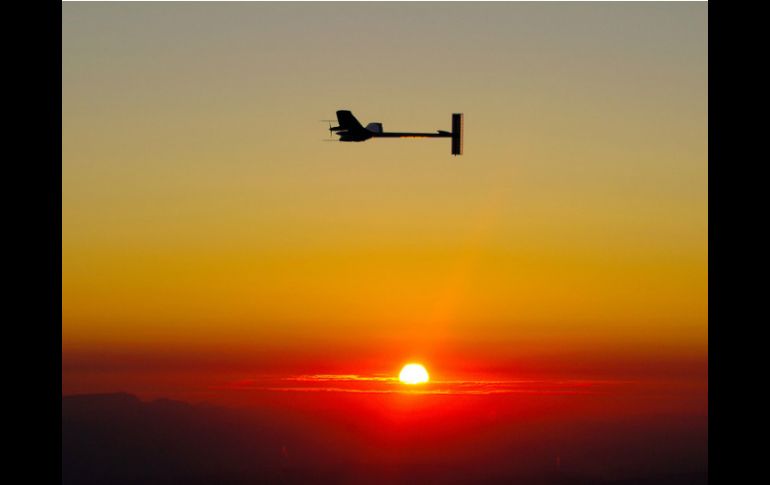 En 2010, el avión solar voló sin parar 26 horas para demostrar su capacidad  de acumular energía suficiente. ARCHIVO /