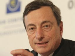 Mario Draghi dice que con la reducción de tasas se debería contribuir a una recuperación económica a fin de año. EFE /