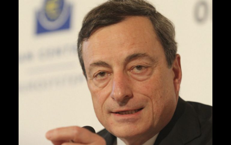 Mario Draghi dice que con la reducción de tasas se debería contribuir a una recuperación económica a fin de año. EFE /