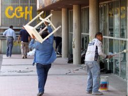 Trabajadores de la UNAM iniciaron con las labores de limpieza después de la entrega. ARCHIVO /