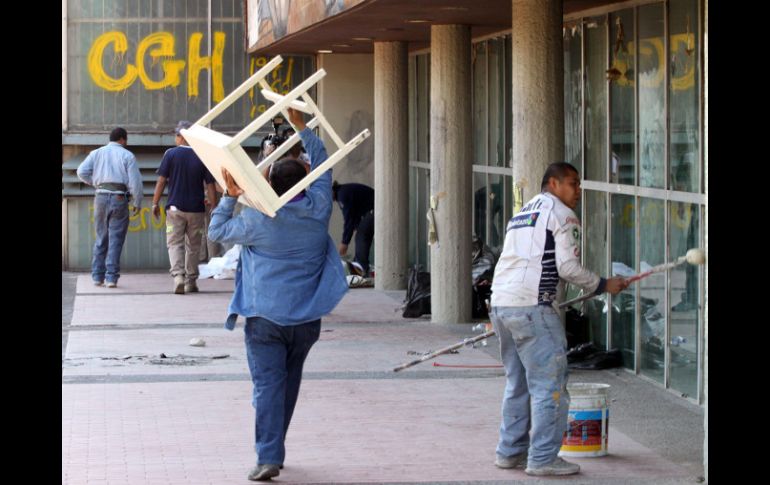 Trabajadores de la UNAM iniciaron con las labores de limpieza después de la entrega. ARCHIVO /