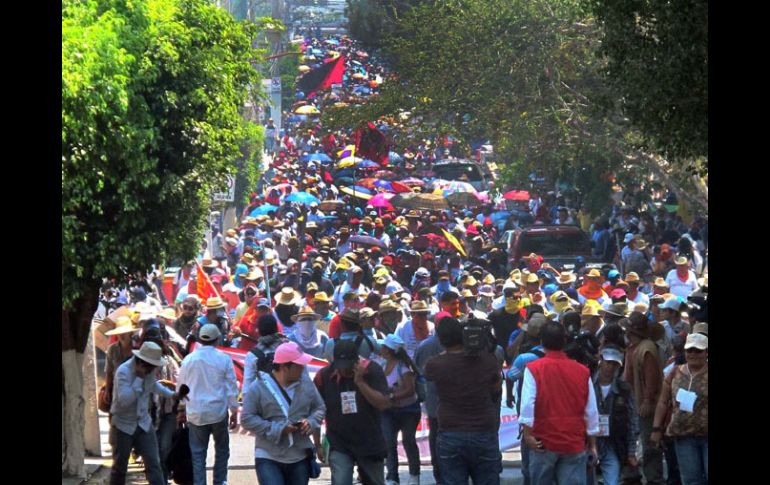 Maestros, durante una marcha por las principales calles de la capital de Guerrero. NTX /