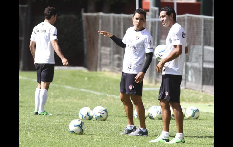 Omar Bravo y Amaury Ponce durante la práctica del Atlas. MEXSPORT /