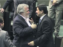 Mano a mano. Alejandro Encinas (PRD) y Javier Corral (PAN), en una sesión en la Cámara de senadores. NTX /