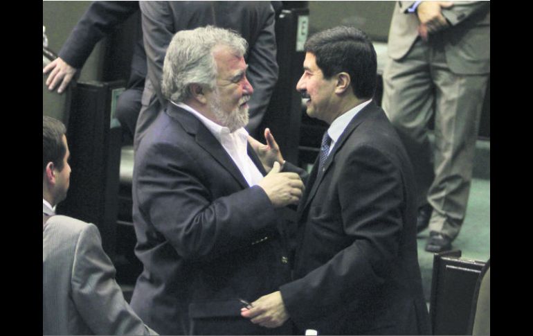 Mano a mano. Alejandro Encinas (PRD) y Javier Corral (PAN), en una sesión en la Cámara de senadores. NTX /