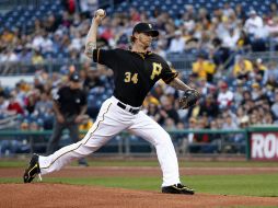 A.J. Burnett, de los Piratas de Pittsburgh, lanza en la primera entrada a los Nacionales de Washington. AP /