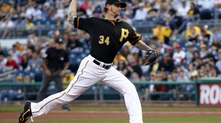 A.J. Burnett, de los Piratas de Pittsburgh, lanza en la primera entrada a los Nacionales de Washington. AP /