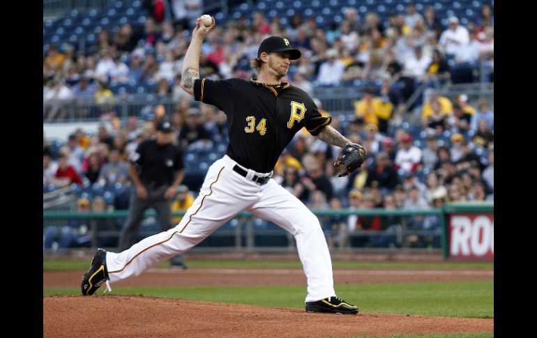 A.J. Burnett, de los Piratas de Pittsburgh, lanza en la primera entrada a los Nacionales de Washington. AP /