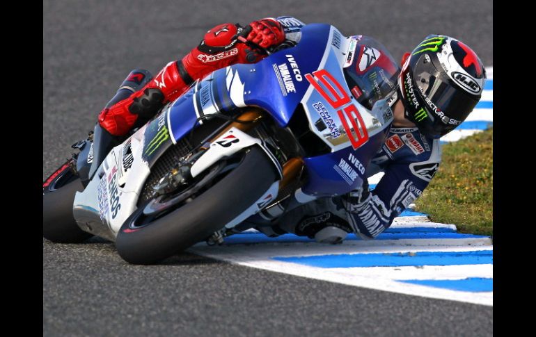 El piloto español de Moto GP de Jorge Lorenzo (Yamaha YZR M 1), durante la tercera tanda de entrenamientos libres. EFE /