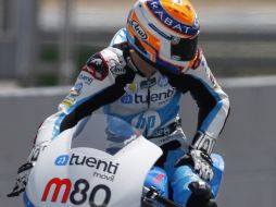 El piloto español Esteve Rabat mira hacia atrás durante la primera sesión de entrenamientos libres de MotoGP España. AP /