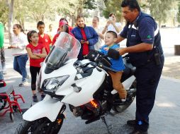 Los menores también tienen la oportunidad de conocer ambulancias y motocicletas que utilizan los paramédicos. ESPECIAL /