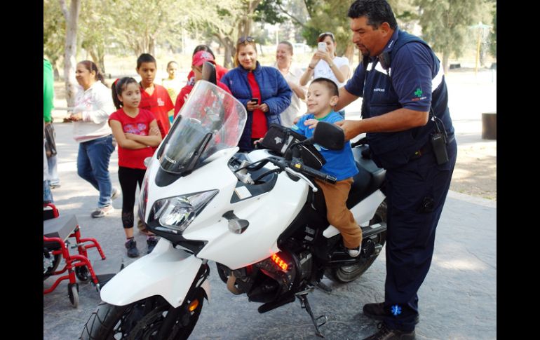 Los menores también tienen la oportunidad de conocer ambulancias y motocicletas que utilizan los paramédicos. ESPECIAL /