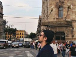 Lo mismo se dio tiempo para posar frente al Palacio de Bellas Artes que caminar sobre el Eje Central frente a la oficina de Correos. ESPECIAL /