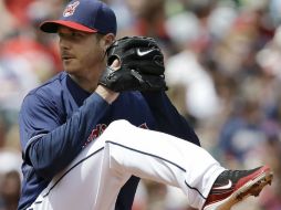 Scott Kazmir lanza seis episodios y logra su primer triunfo en tres campañas. AP /