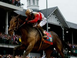 Rosario, un debutante en el Derby, maniobró muy bien para colocar a Orb por  el exterior y llevarlo hasta la meta final. AFP /