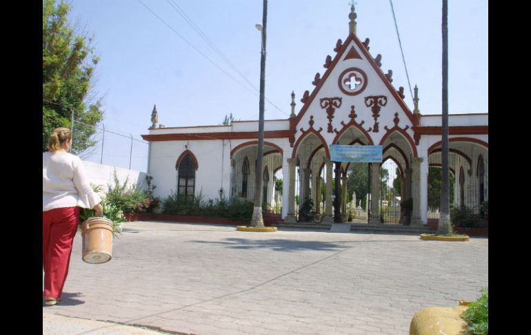 Como en cualquier parte de la ciudad, también carece de espacios en los panteones. ARCHIVO /