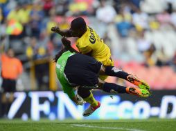 Acción en la que se marco falta y se anuló un gol al América en el duelo ante Tigres. AFP /