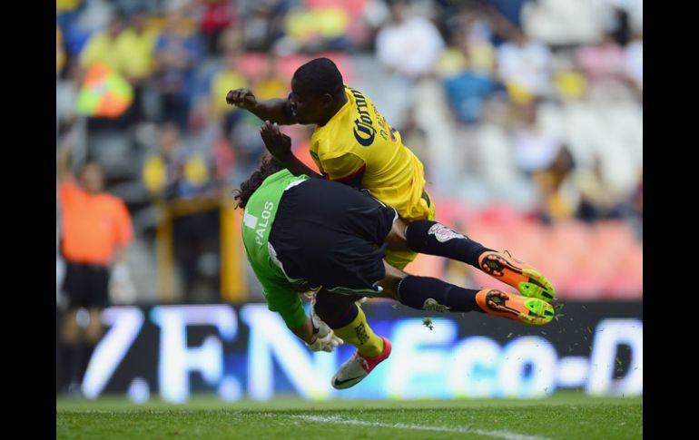 Acción en la que se marco falta y se anuló un gol al América en el duelo ante Tigres. AFP /