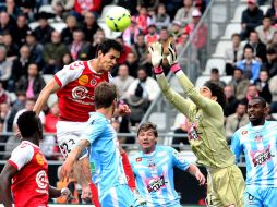 Guillermo Ochoa sale a tapar un remata de cabea dentro de su área. AFP /