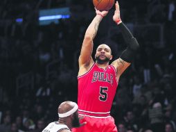 Carlos Boozer, de los Bulls de Chicago, dispara sobre la marca de Reggie Evans de los Nets de Brooklyn. AFP /