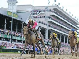 Orb se impuso por casi cuerpo y medio de ventaja a Golden Soul y Revolutionary, sus acompañantes en el podio. AP /