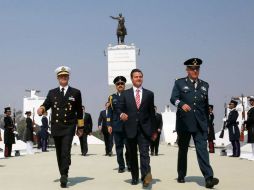 El Presidente Enrique Peña Nieto (c) junto a Salvador Cienfuegos (d) y Vidal Francisco Soberón Sanz (i). SUN /