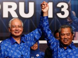 Najib Razak (i) primer ministro, festeja la victoria de su partido. AP /