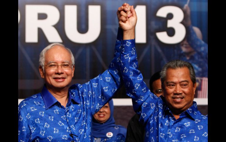 Najib Razak (i) primer ministro, festeja la victoria de su partido. AP /